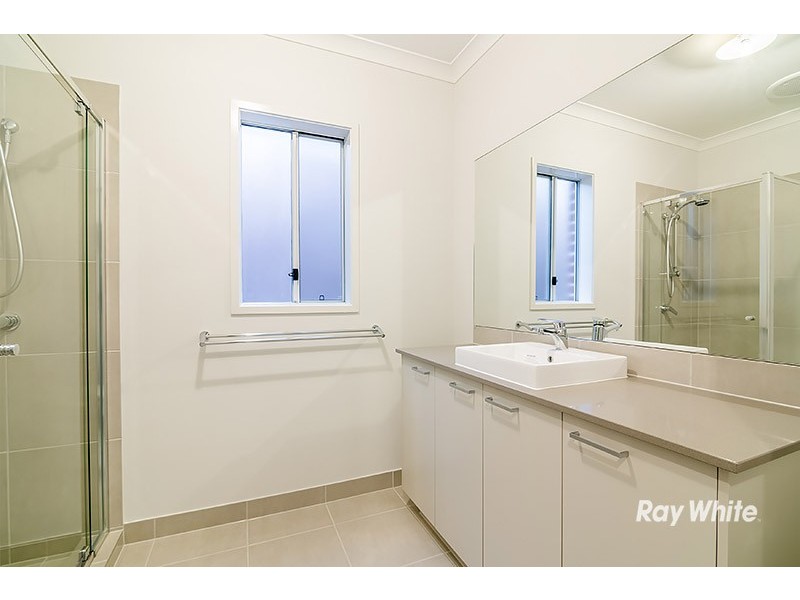 20 Almondbank Road, Cranbourne East VIC 3977