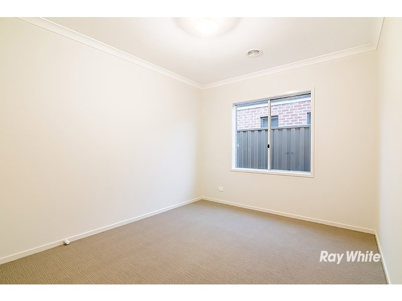 20 Almondbank Road, Cranbourne East VIC 3977