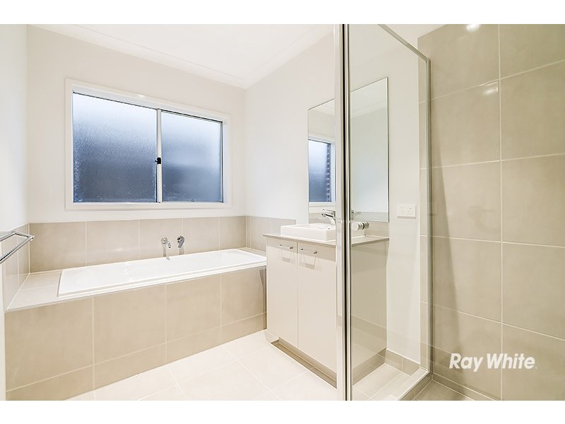 20 Almondbank Road, Cranbourne East VIC 3977