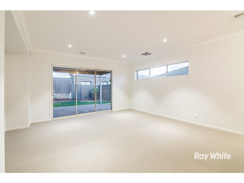 20 Almondbank Road, Cranbourne East VIC 3977
