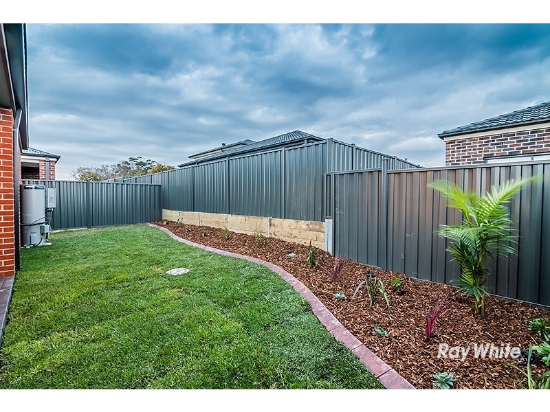 20 Almondbank Road, Cranbourne East VIC 3977