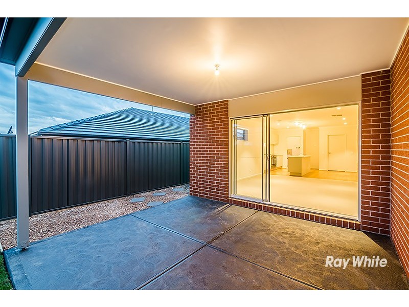 20 Almondbank Road, Cranbourne East VIC 3977