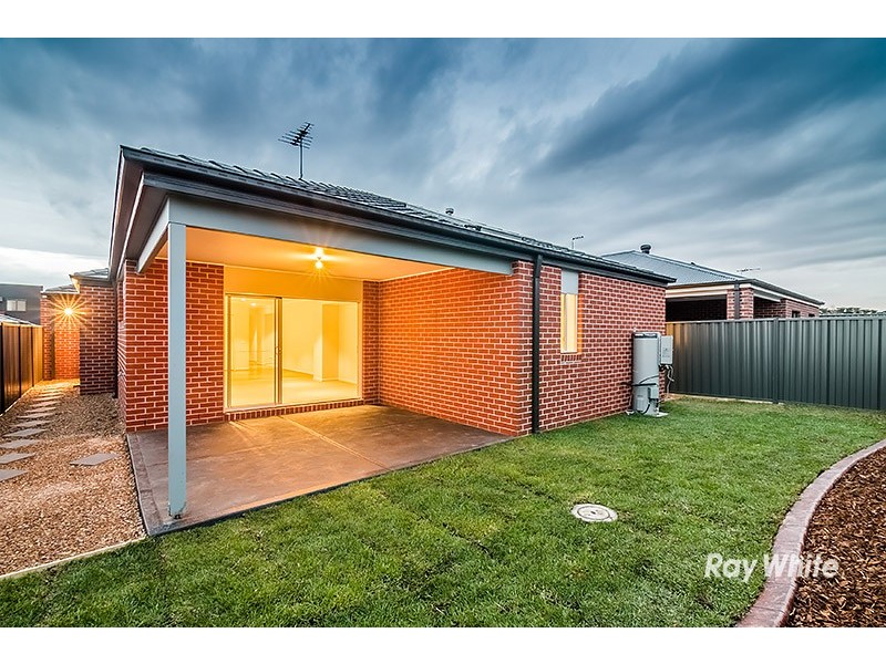 20 Almondbank Road, Cranbourne East VIC 3977