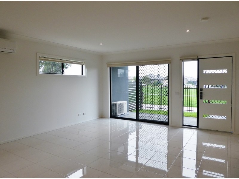 1 Doonhamer Place, Clyde North VIC 3978