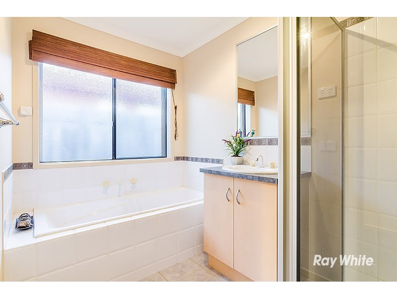 6 Nyarrin Place, Cranbourne West VIC 3977