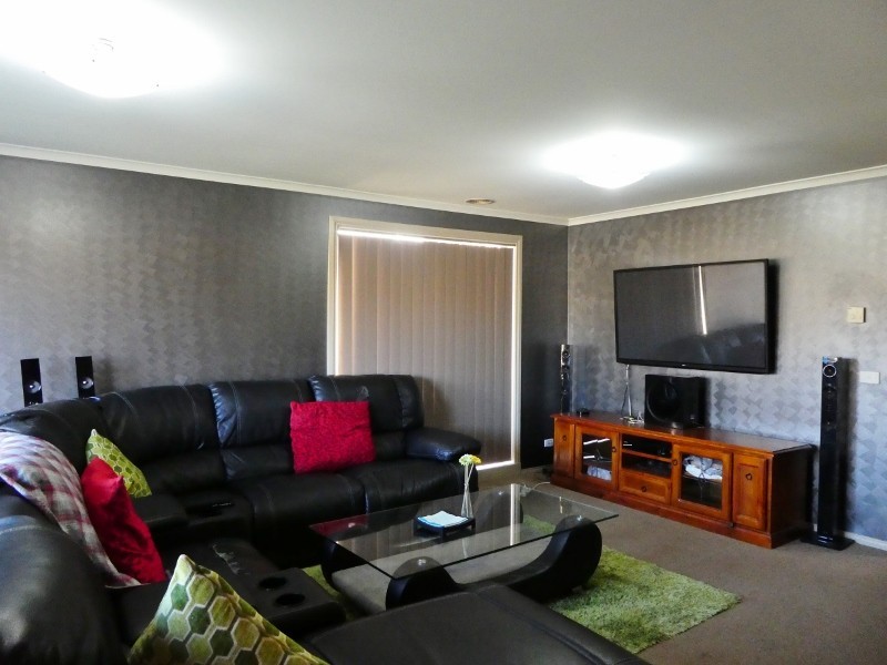 27 Ebony Street, Cranbourne VIC 3977