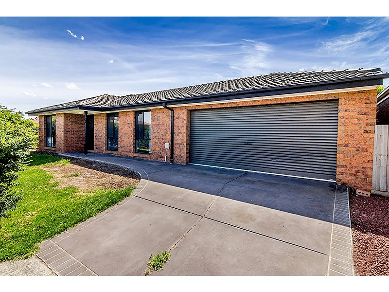 8 Kells Close, Cranbourne East VIC 3977