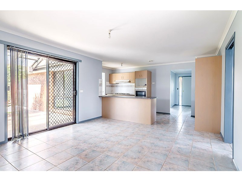 8 Kells Close, Cranbourne East VIC 3977