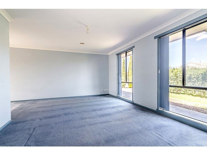 8 Kells Close, Cranbourne East VIC 3977