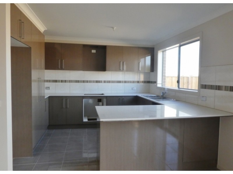 37 Omeara Crescent, Cranbourne East VIC 3977