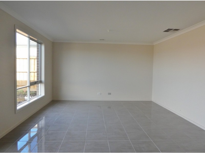 37 Omeara Crescent, Cranbourne East VIC 3977