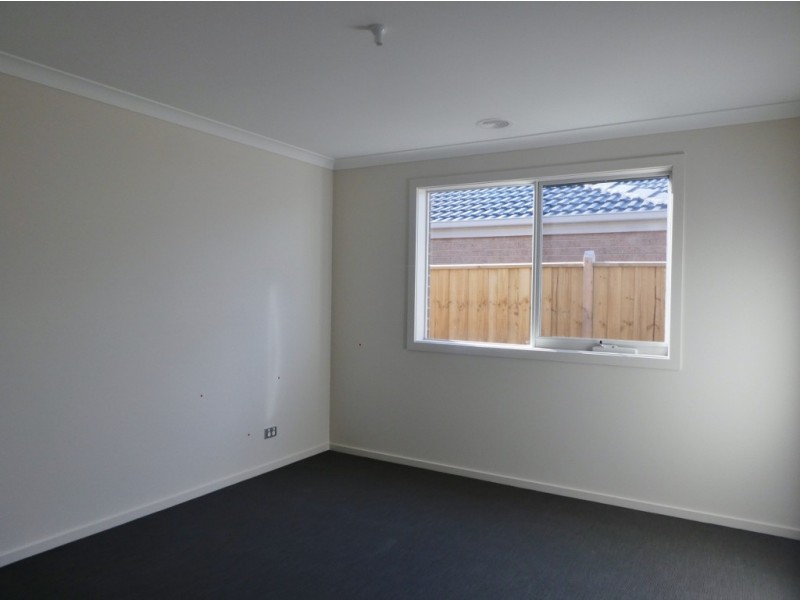 37 Omeara Crescent, Cranbourne East VIC 3977