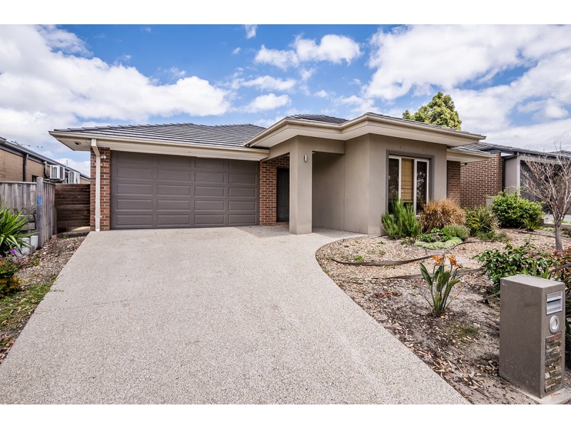 17 White Gum Way, Cranbourne North VIC 3977