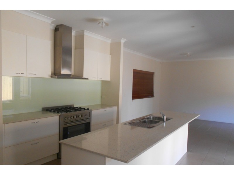 17 White Gum Way, Cranbourne North VIC 3977