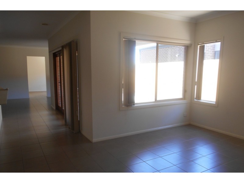 17 White Gum Way, Cranbourne North VIC 3977