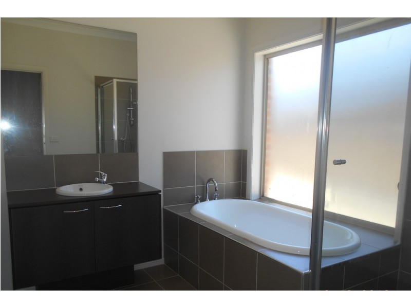 17 White Gum Way, Cranbourne North VIC 3977