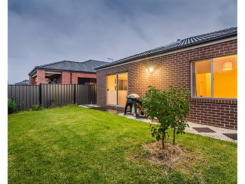 7 Morphetville Street, Clyde North VIC 3978