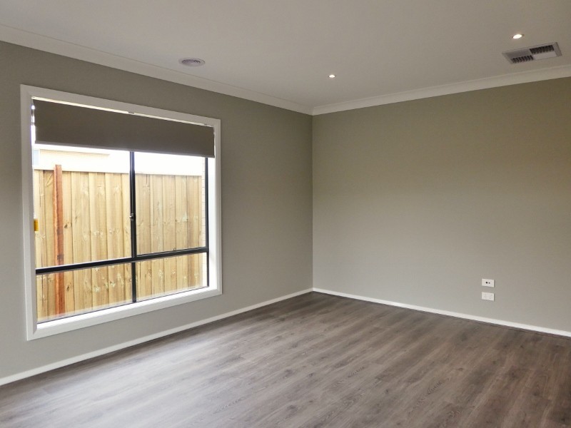 12 Greenslate Street, Clyde North VIC 3978