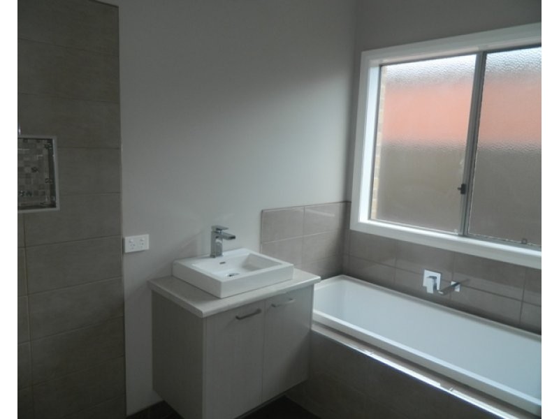 72 Elmslie Drive, Cranbourne East VIC 3977