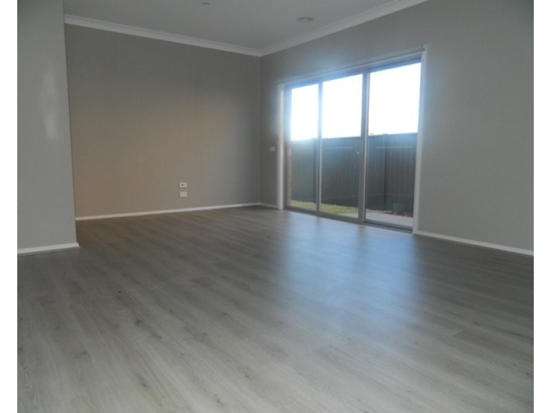 72 Elmslie Drive, Cranbourne East VIC 3977