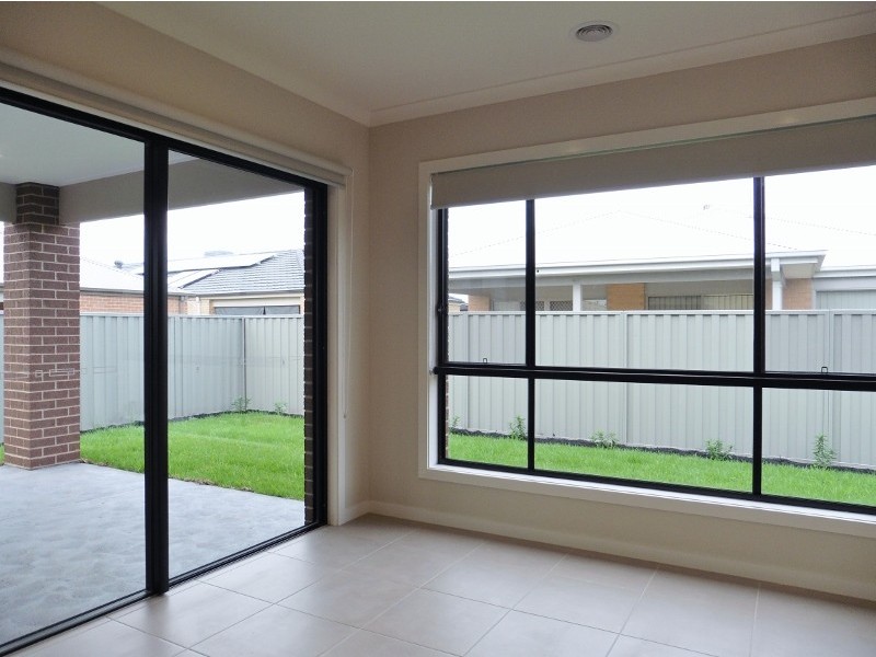 24 Starling Street, Cranbourne East VIC 3977