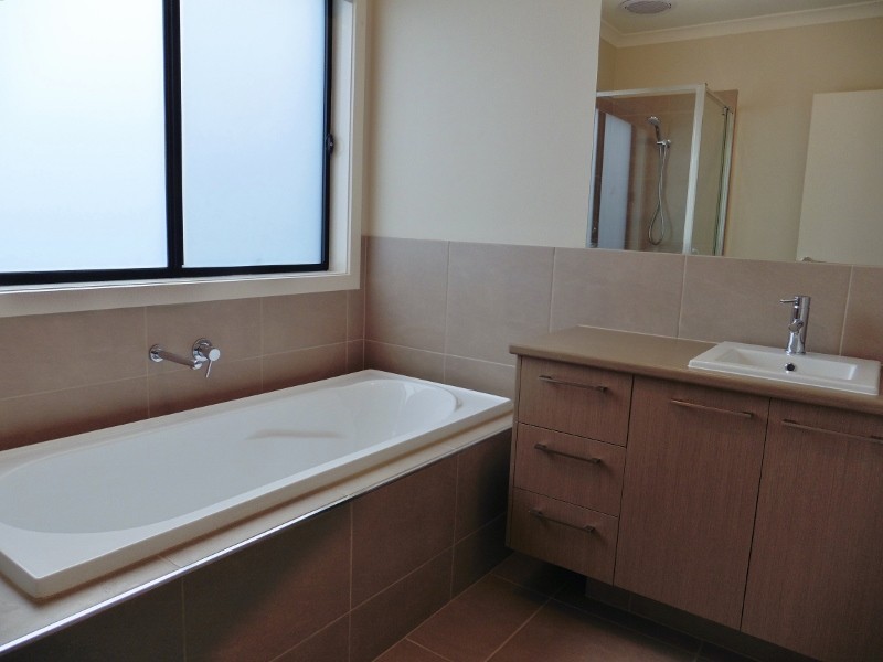 24 Starling Street, Cranbourne East VIC 3977