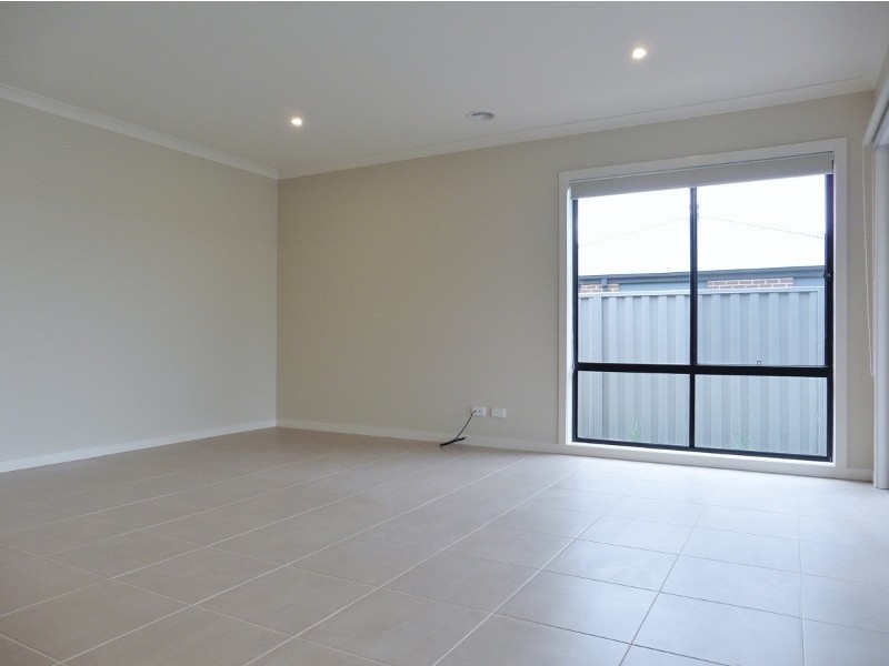 24 Starling Street, Cranbourne East VIC 3977