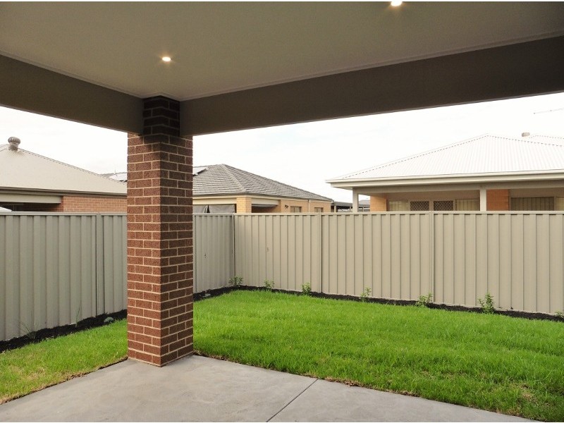 24 Starling Street, Cranbourne East VIC 3977