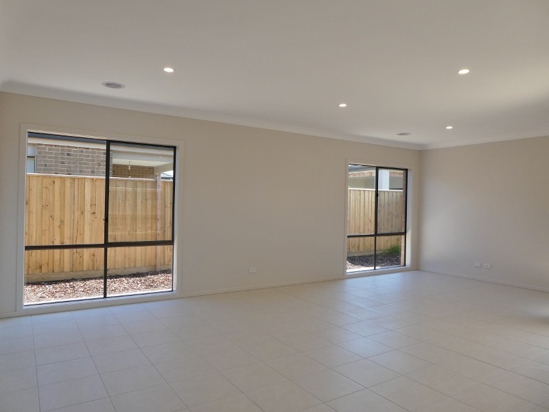 25 Pamplona Way, Clyde North VIC 3978