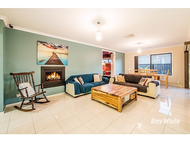 82 Heather Grove, Clyde North VIC 3978