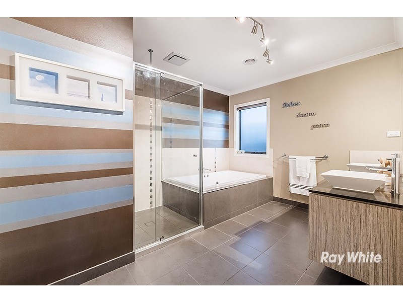 82 Heather Grove, Clyde North VIC 3978