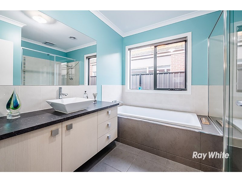 82 Heather Grove, Clyde North VIC 3978