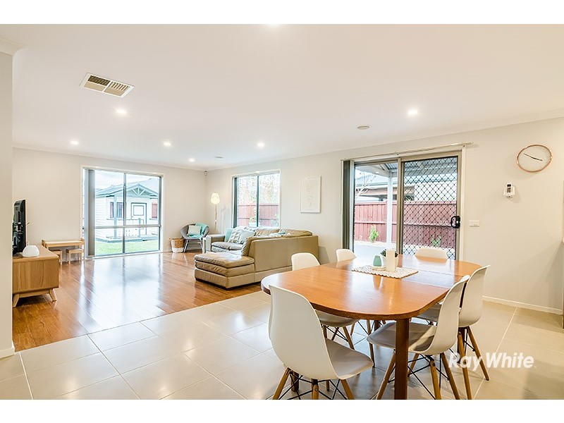 4 Starlight Rise, Cranbourne East VIC 3977