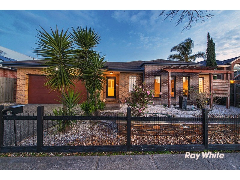 19 Golden Grove Drive, Narre Warren South VIC 3805