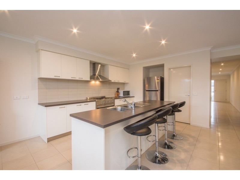 41 Bonnington Boulevard, Clyde North VIC 3978