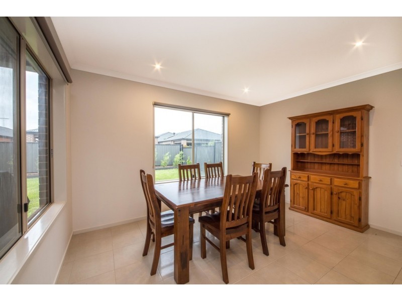 41 Bonnington Boulevard, Clyde North VIC 3978