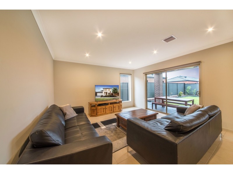 41 Bonnington Boulevard, Clyde North VIC 3978