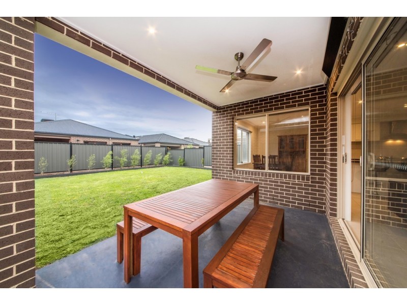 41 Bonnington Boulevard, Clyde North VIC 3978