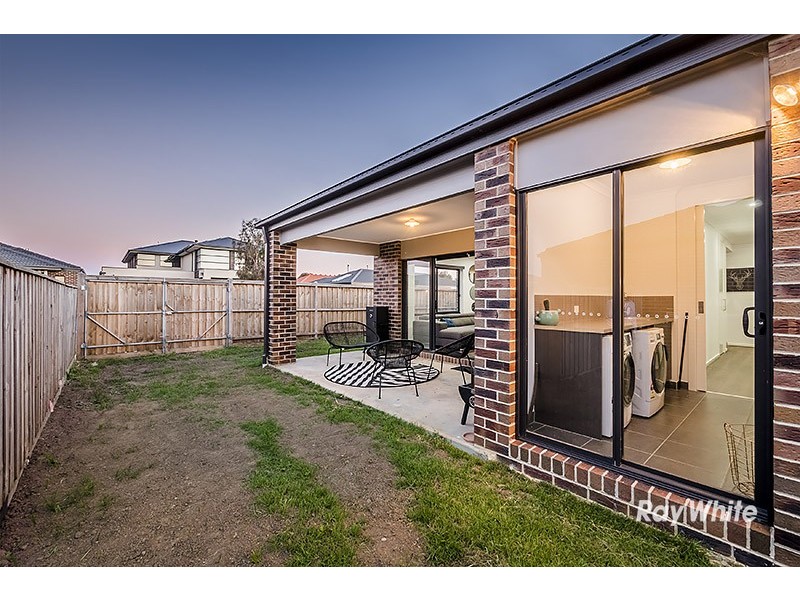 2 Corymbia Lane, Cranbourne West VIC 3977