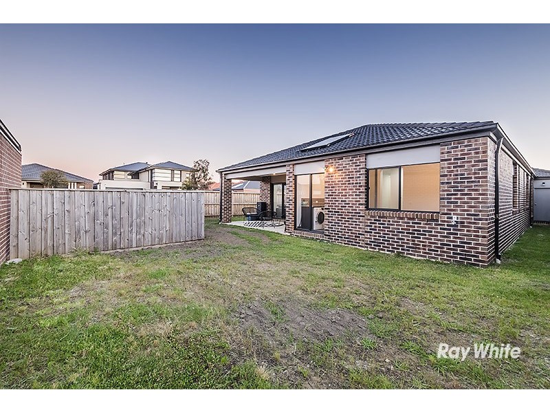 2 Corymbia Lane, Cranbourne West VIC 3977