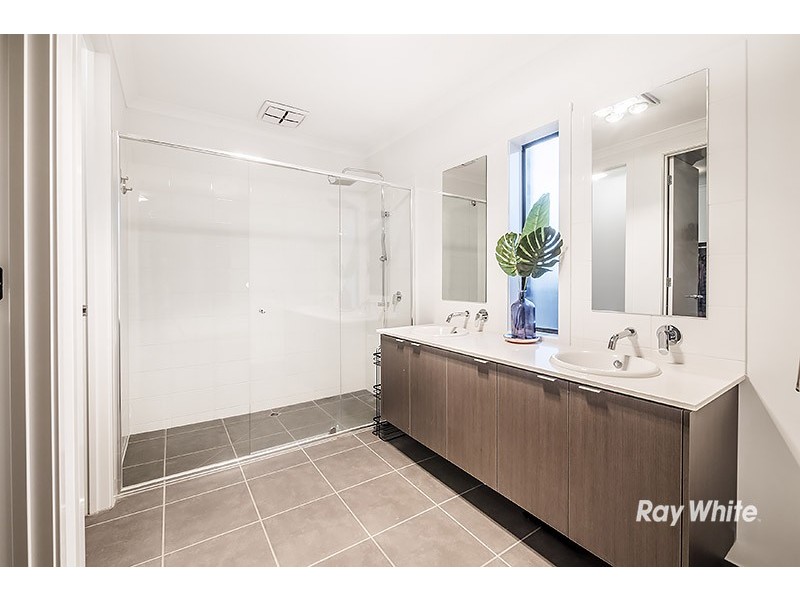 2 Corymbia Lane, Cranbourne West VIC 3977