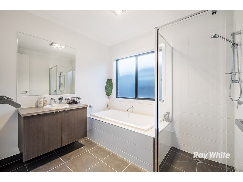 2 Corymbia Lane, Cranbourne West VIC 3977