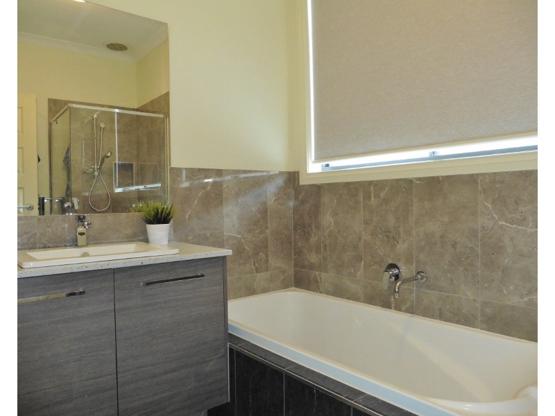 24 Sundaze Street, Clyde North VIC 3978