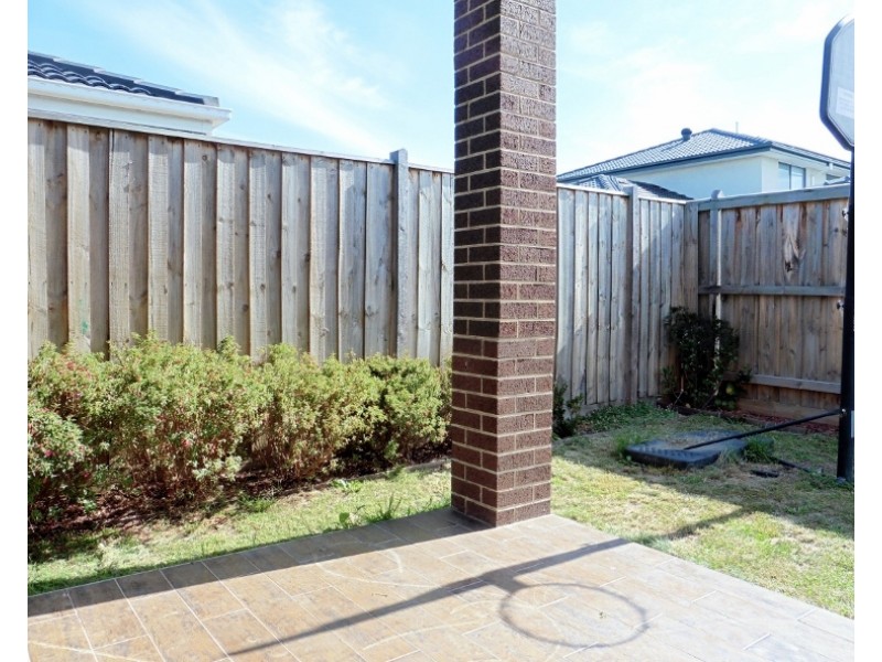 24 Sundaze Street, Clyde North VIC 3978