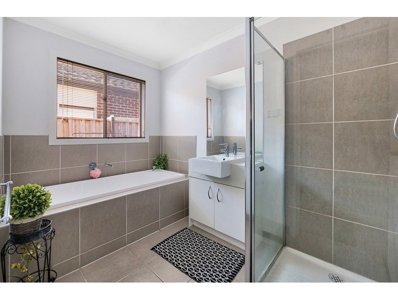 21 Glenelg Street, Clyde North VIC 3978