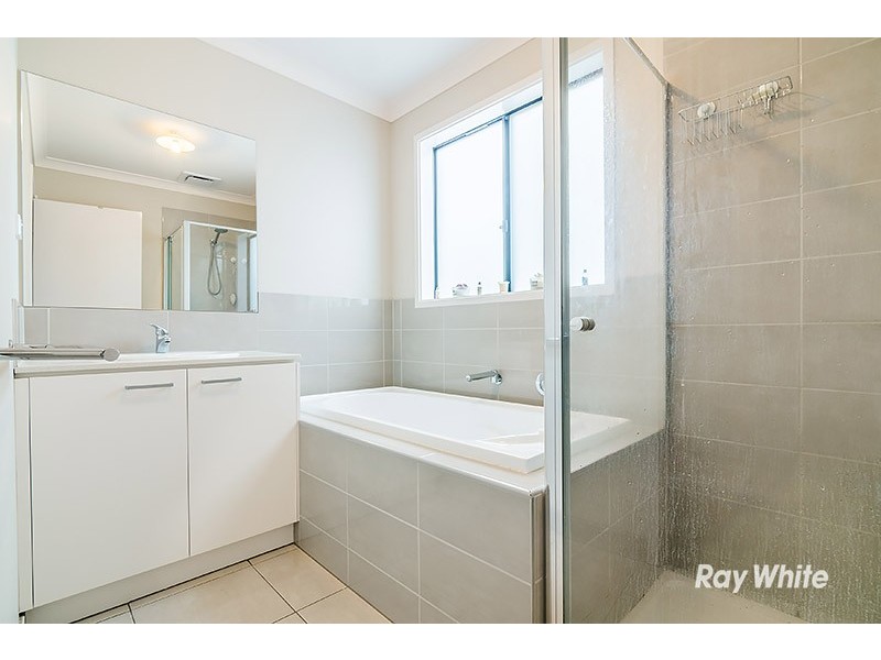 12 Guinea Flower Drive, Cranbourne West VIC 3977