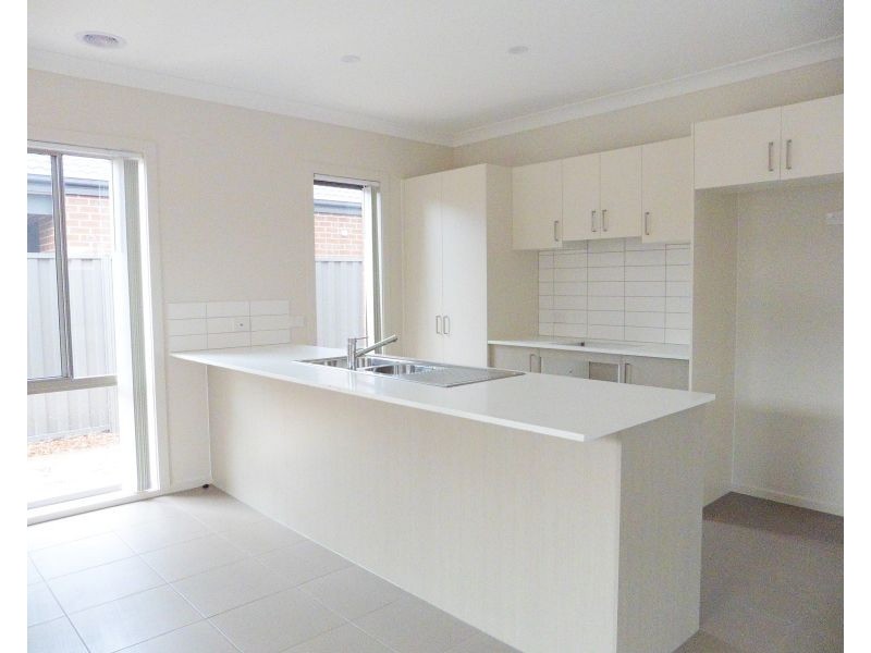 9 Baranello Crescent, Cranbourne East VIC 3977