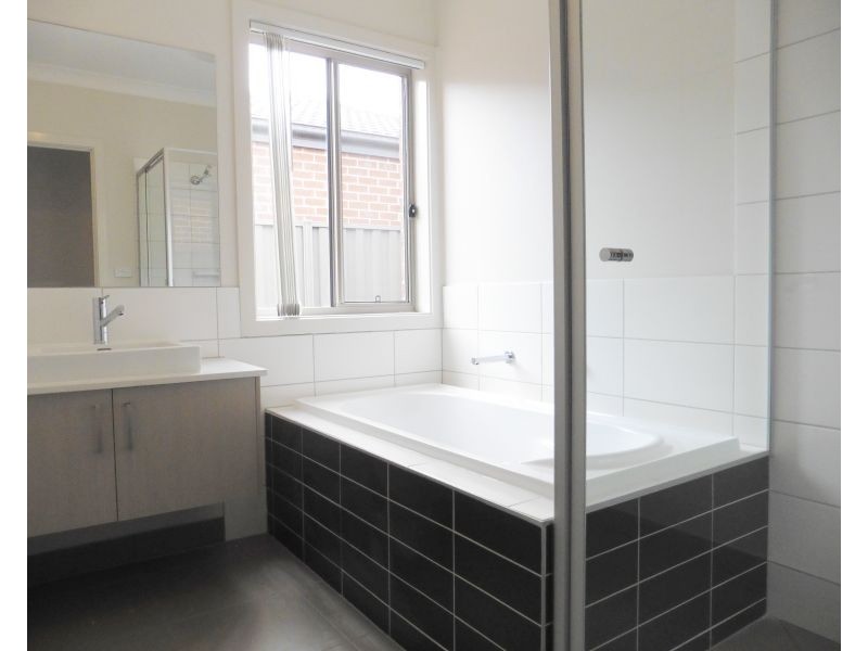 9 Baranello Crescent, Cranbourne East VIC 3977