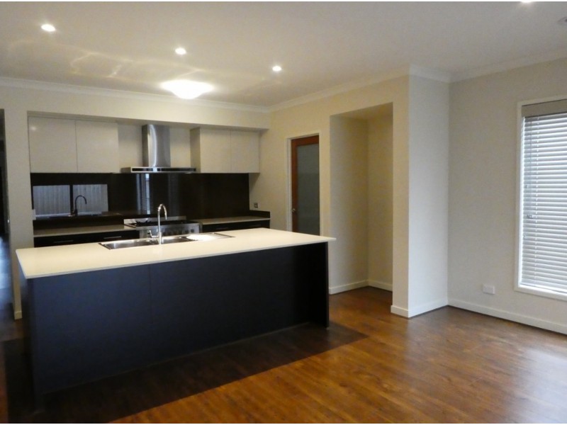 14 Aminya Grove, Clyde North VIC 3978