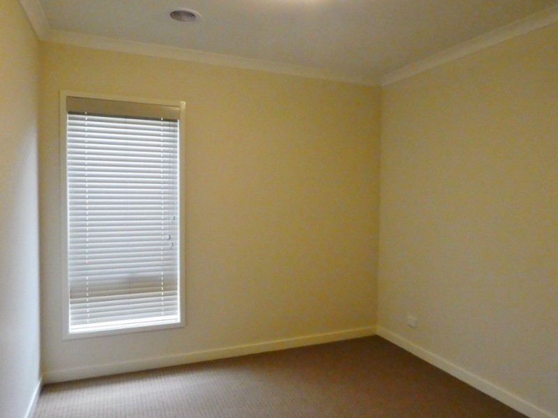 14 Aminya Grove, Clyde North VIC 3978